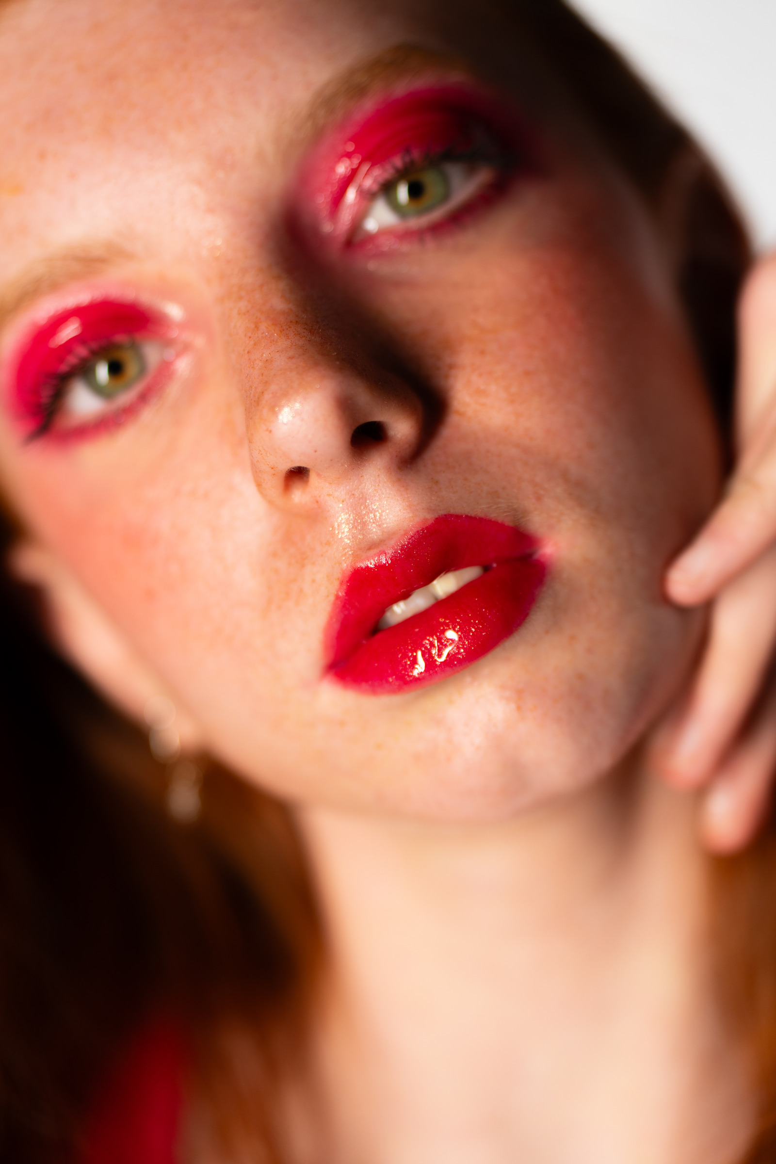 Portrait beauté avec un maquillage rose et rouge