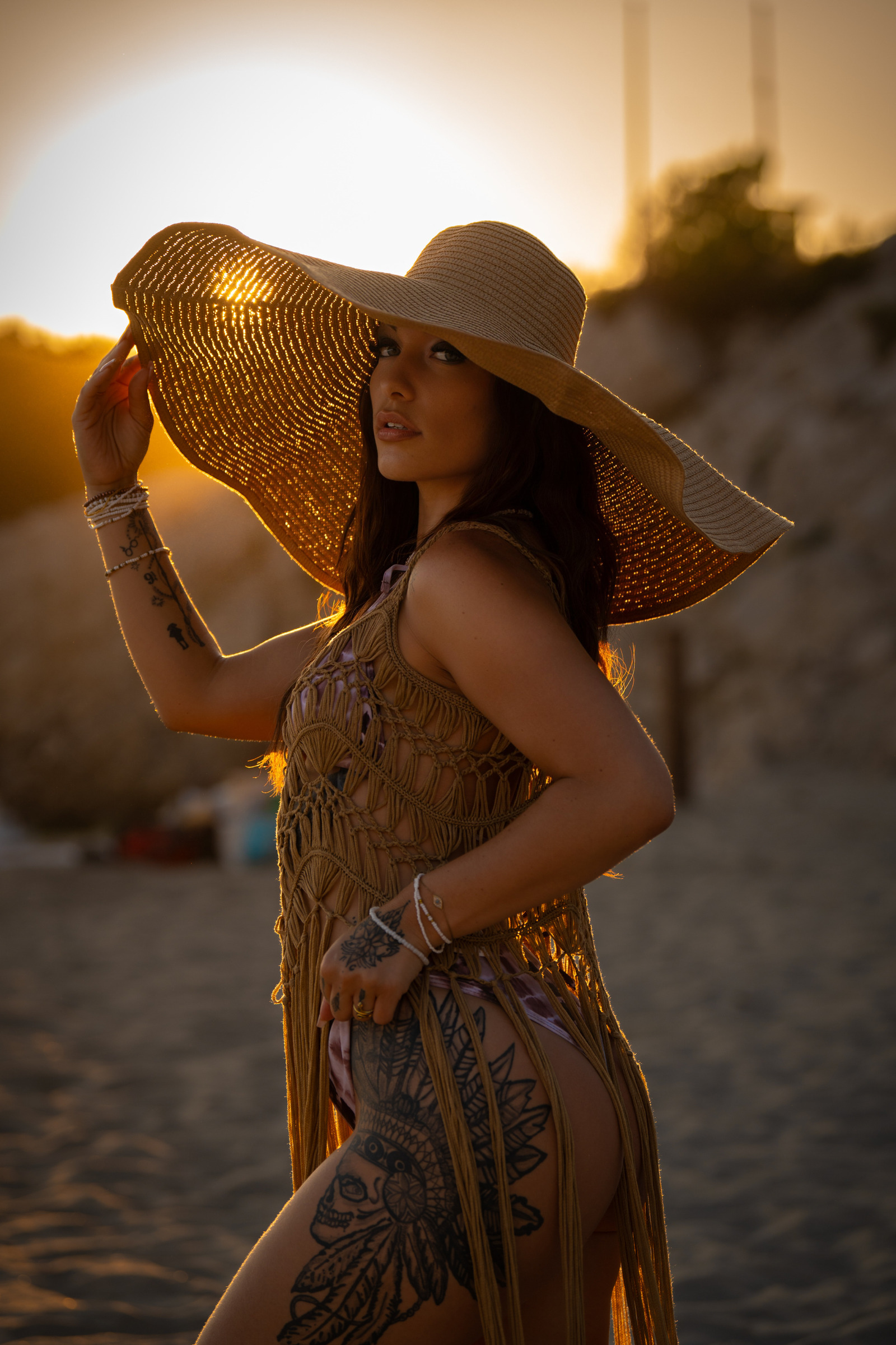 Portrait avec un chapeau dans la lumière du coucher de soleil