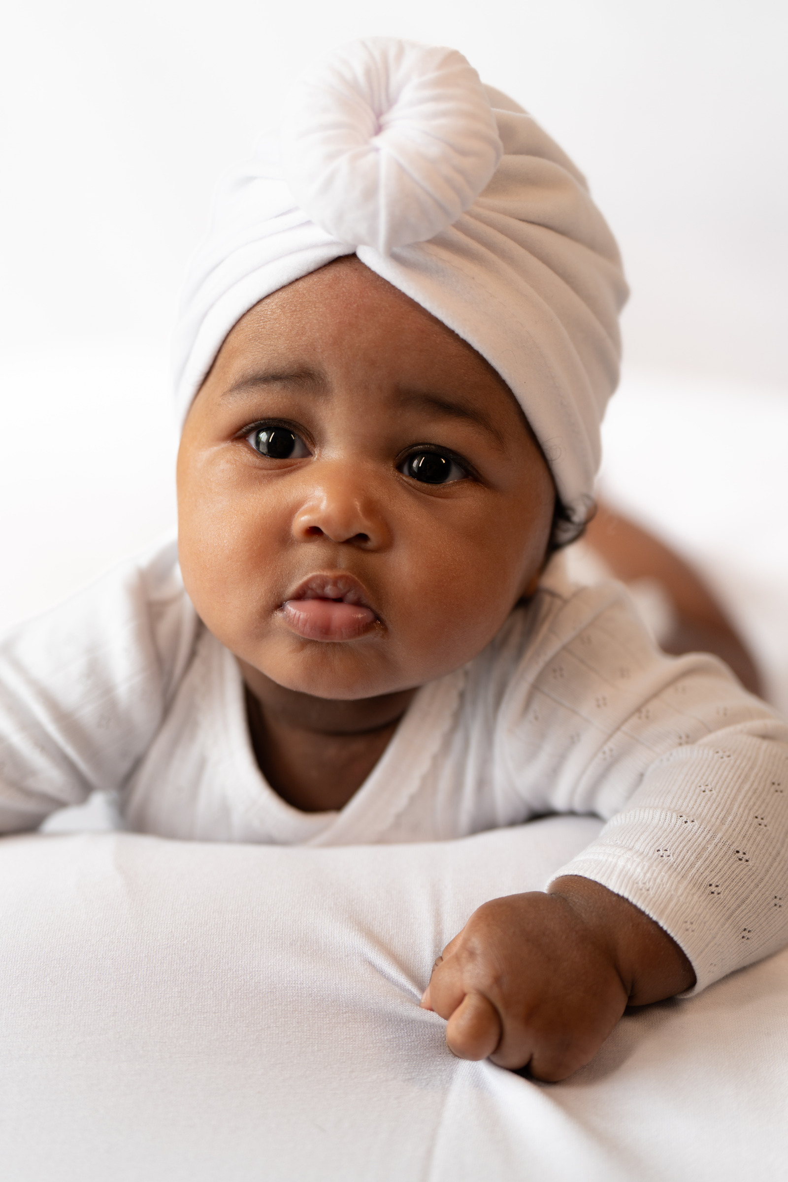 Portrait d’un bébé en tenue blanche