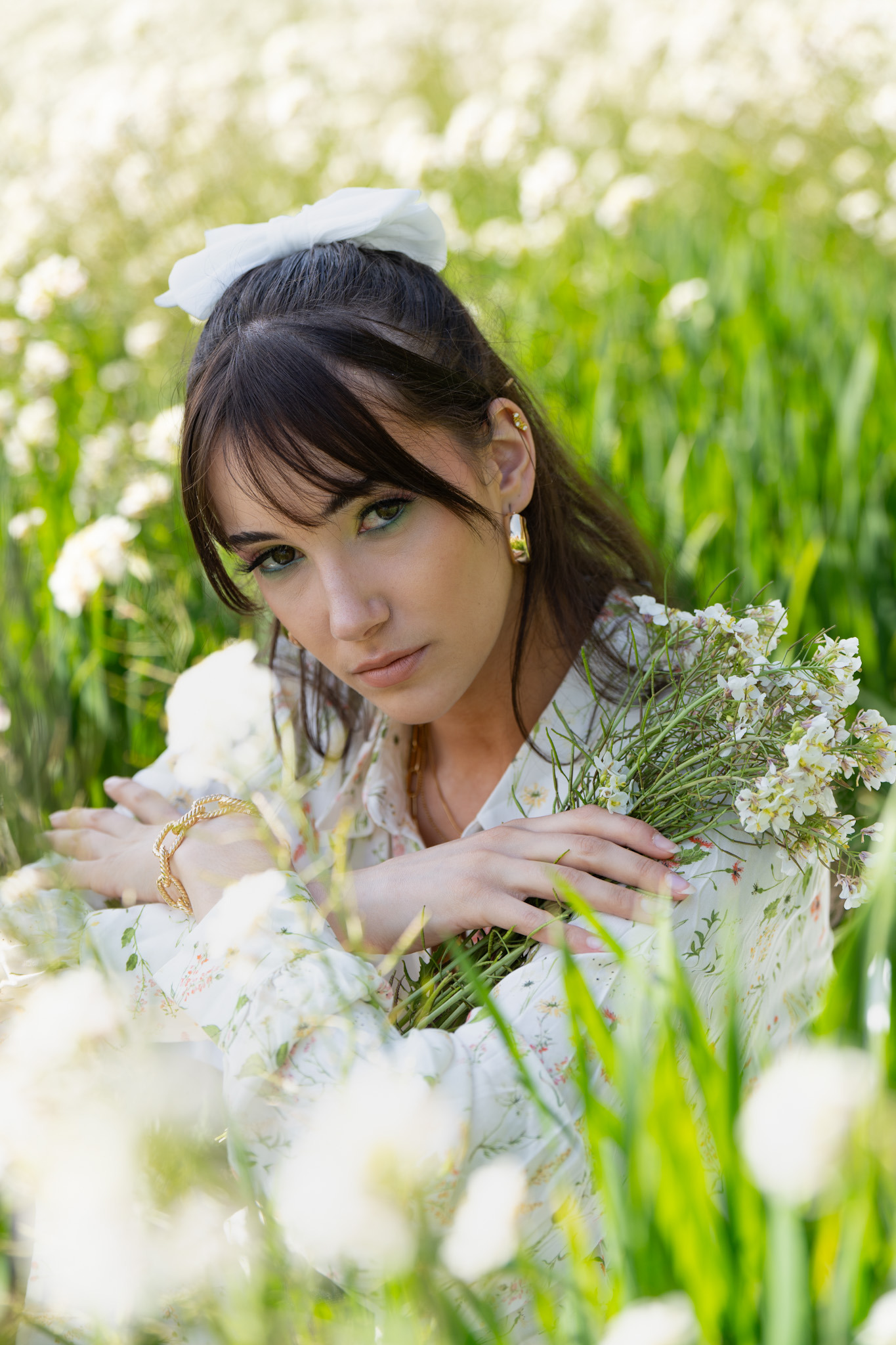 Portrait au milieu des fleurs et des feuillages