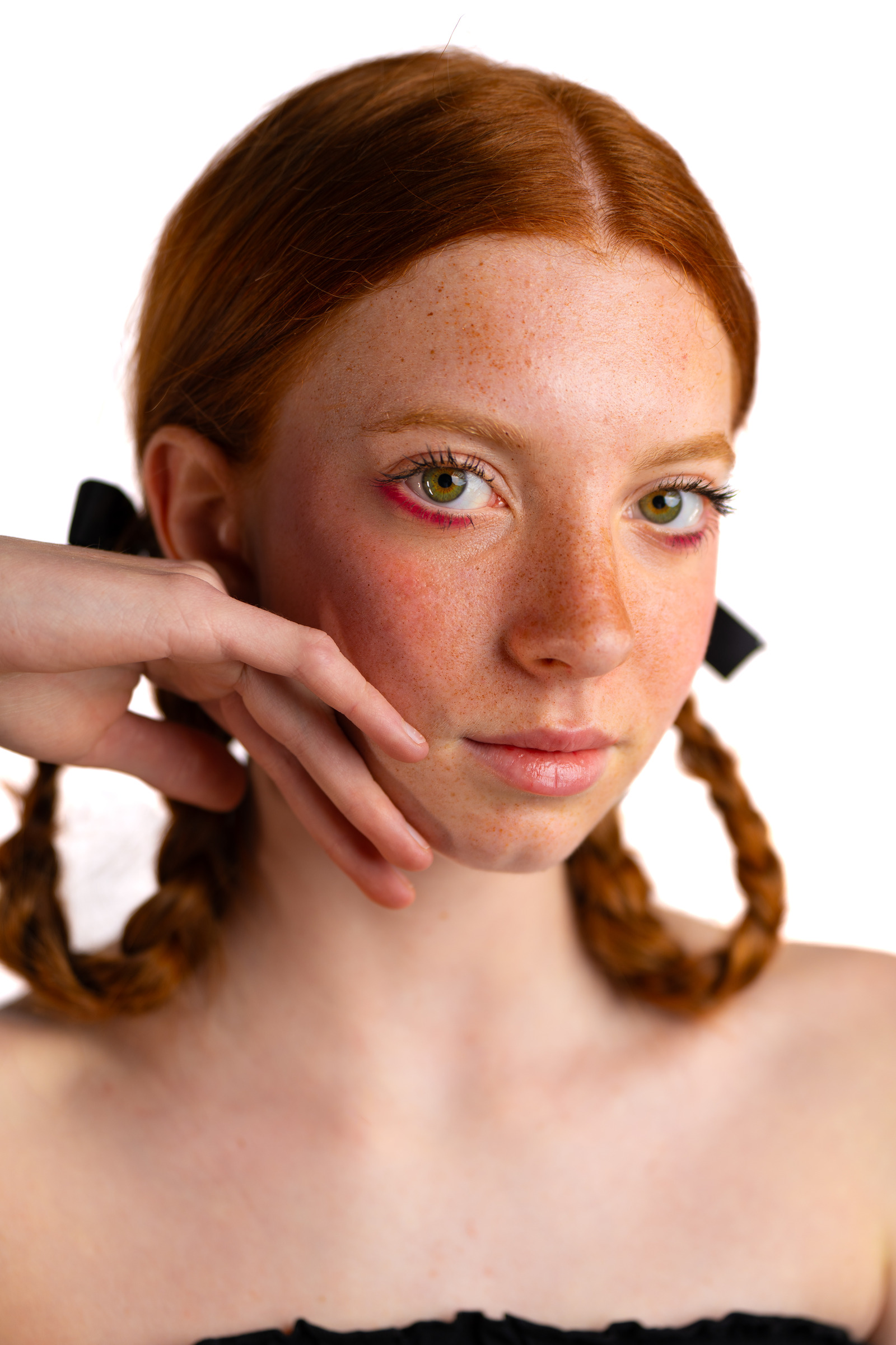 Portrait beauté au maquillage naturel sur fond clair