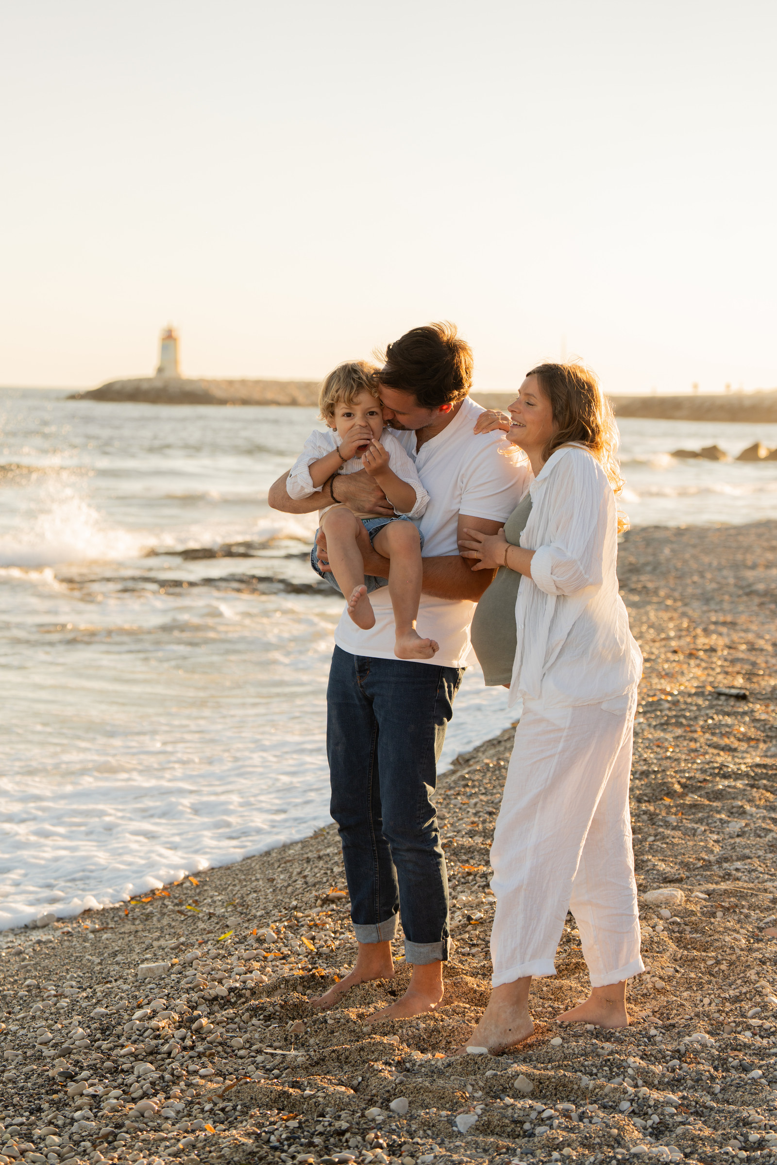 Une famille réunie sur la plage au coucher du soleil