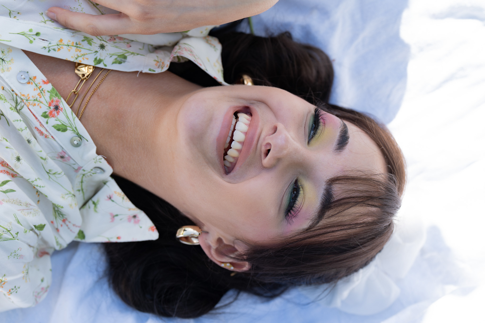 Portrait beauté allongé avec un maquillage coloré