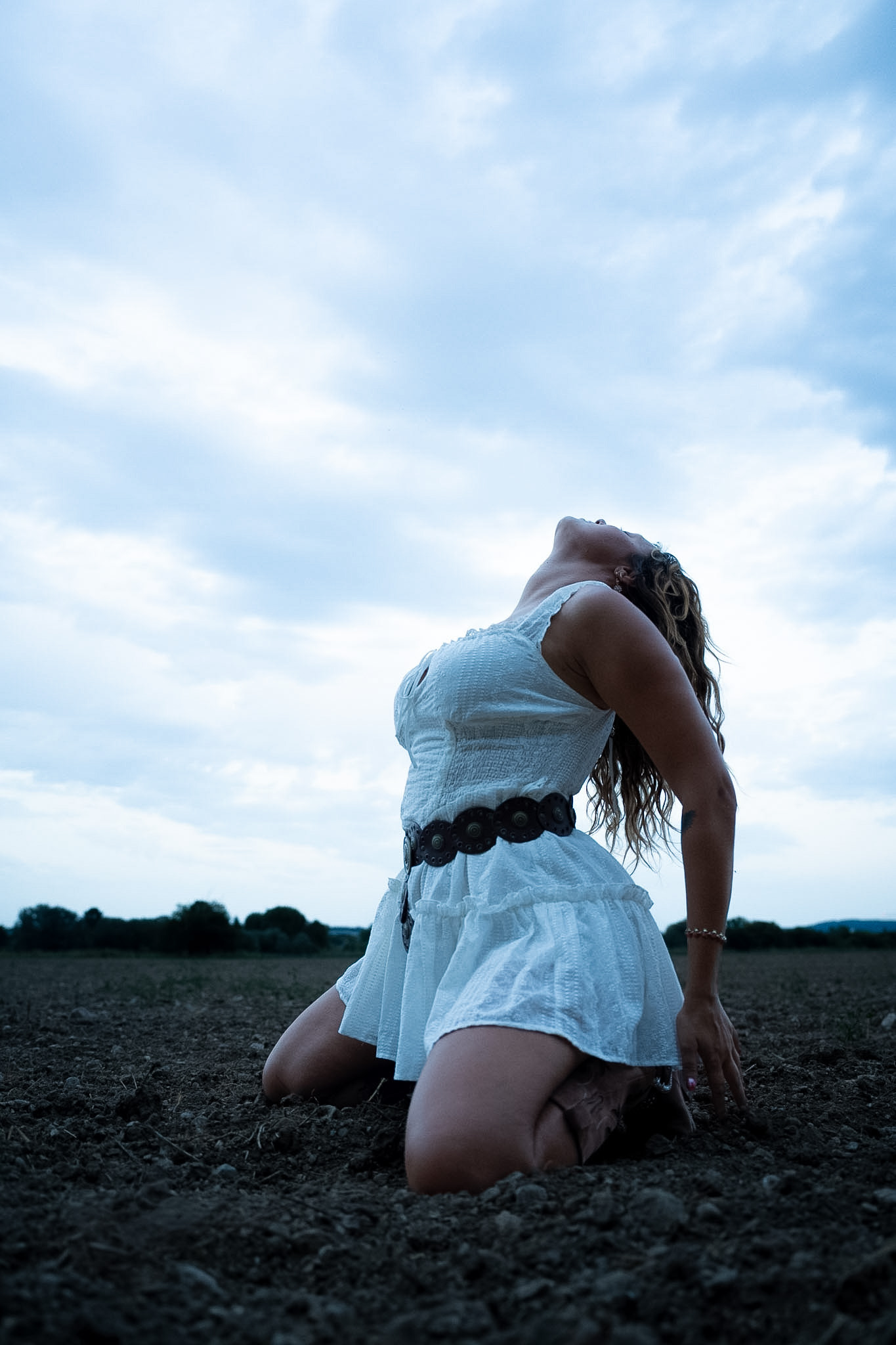Portrait en robe blanche dans un paysage au crépuscule