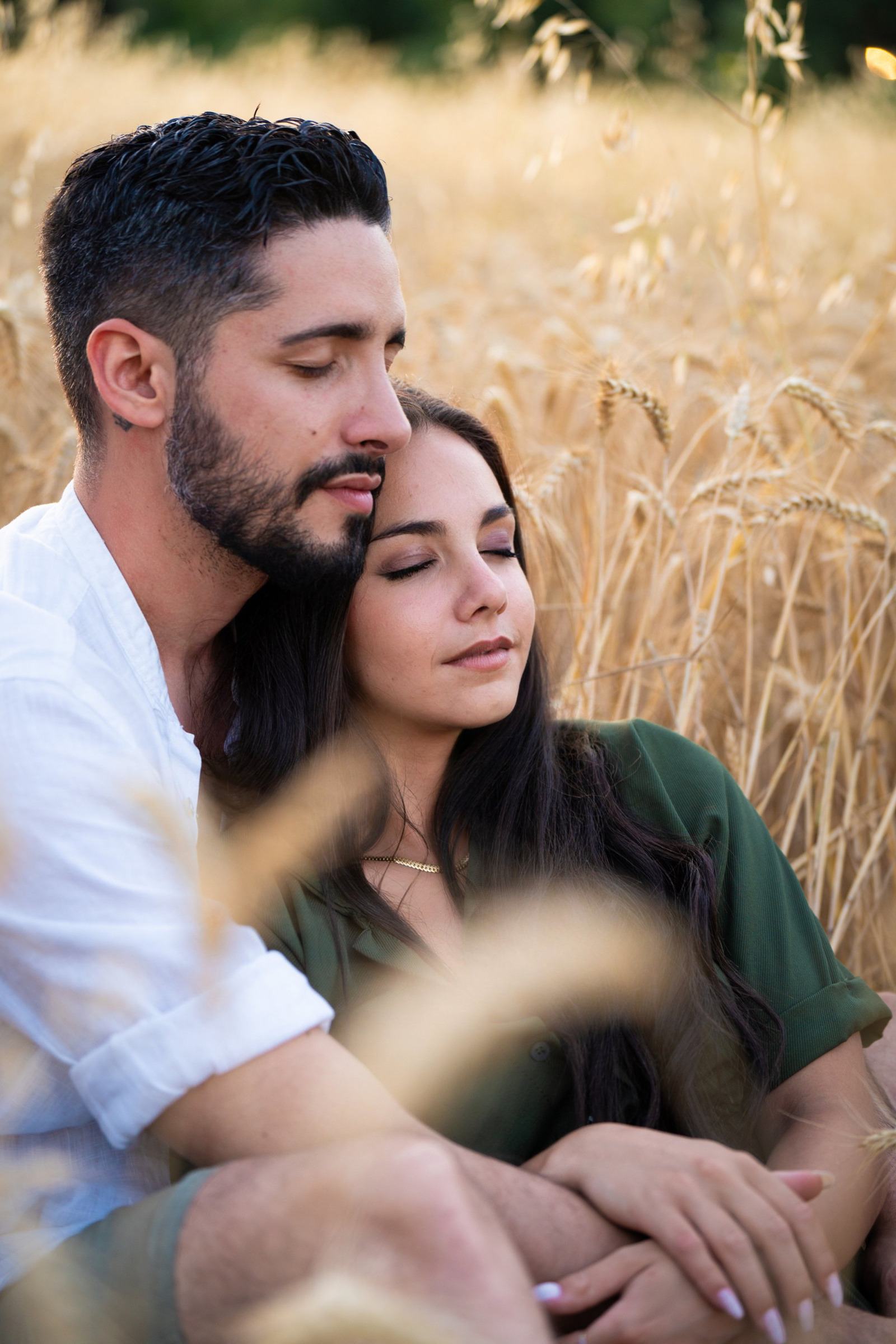 Un couple enlacé dans les herbes hautes