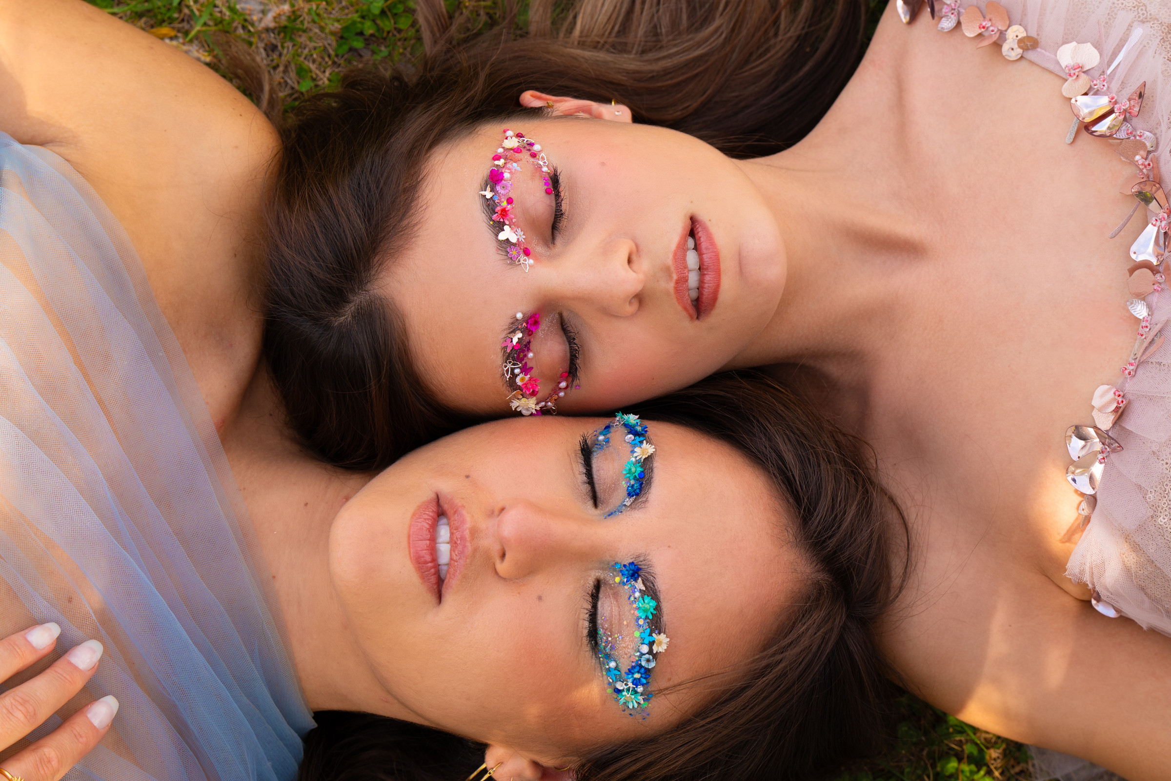 Deux portraits beauté allongés avec un maquillage fleuri