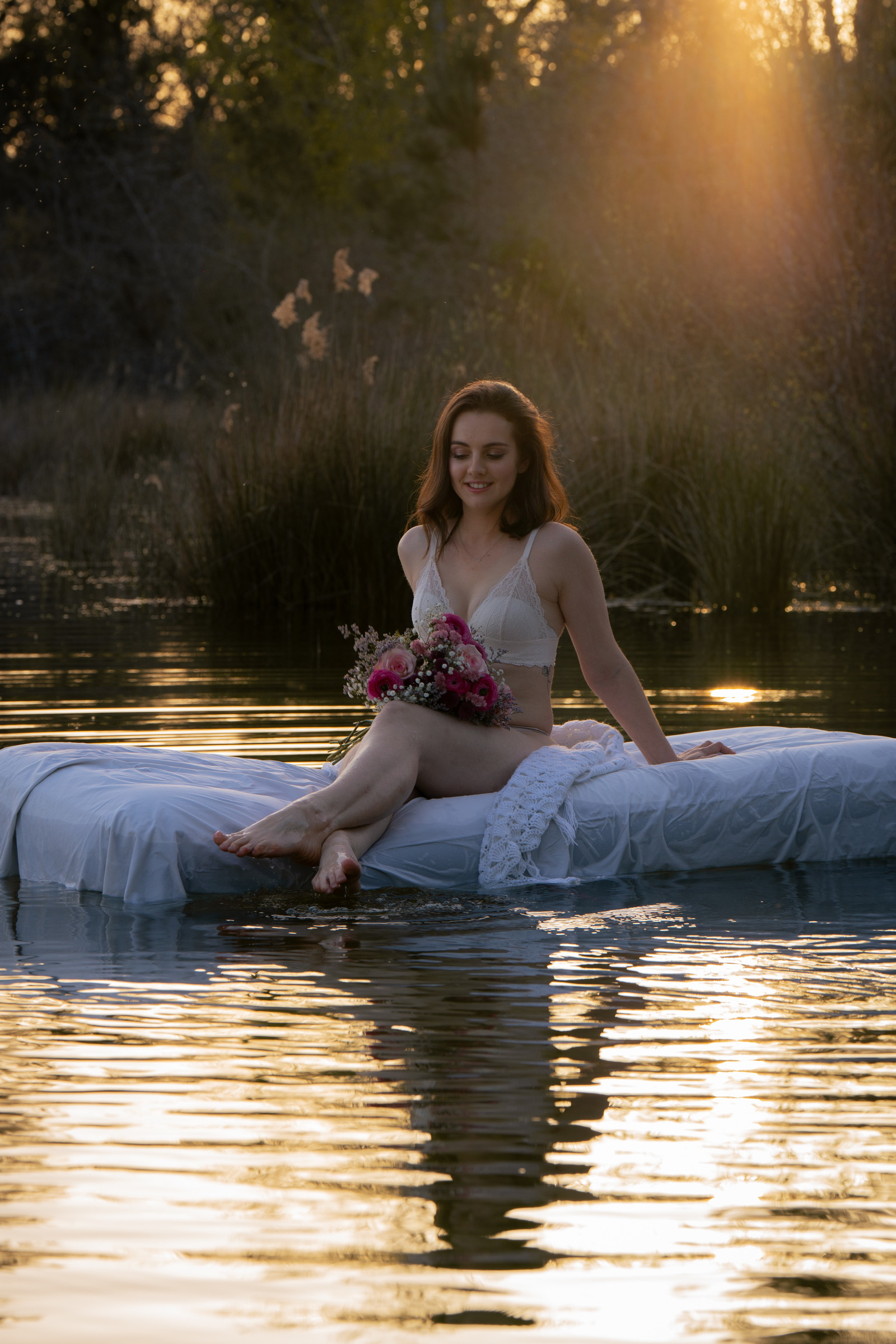 Portrait au bord de l’eau avec un bouquet, dans la lumière du soir