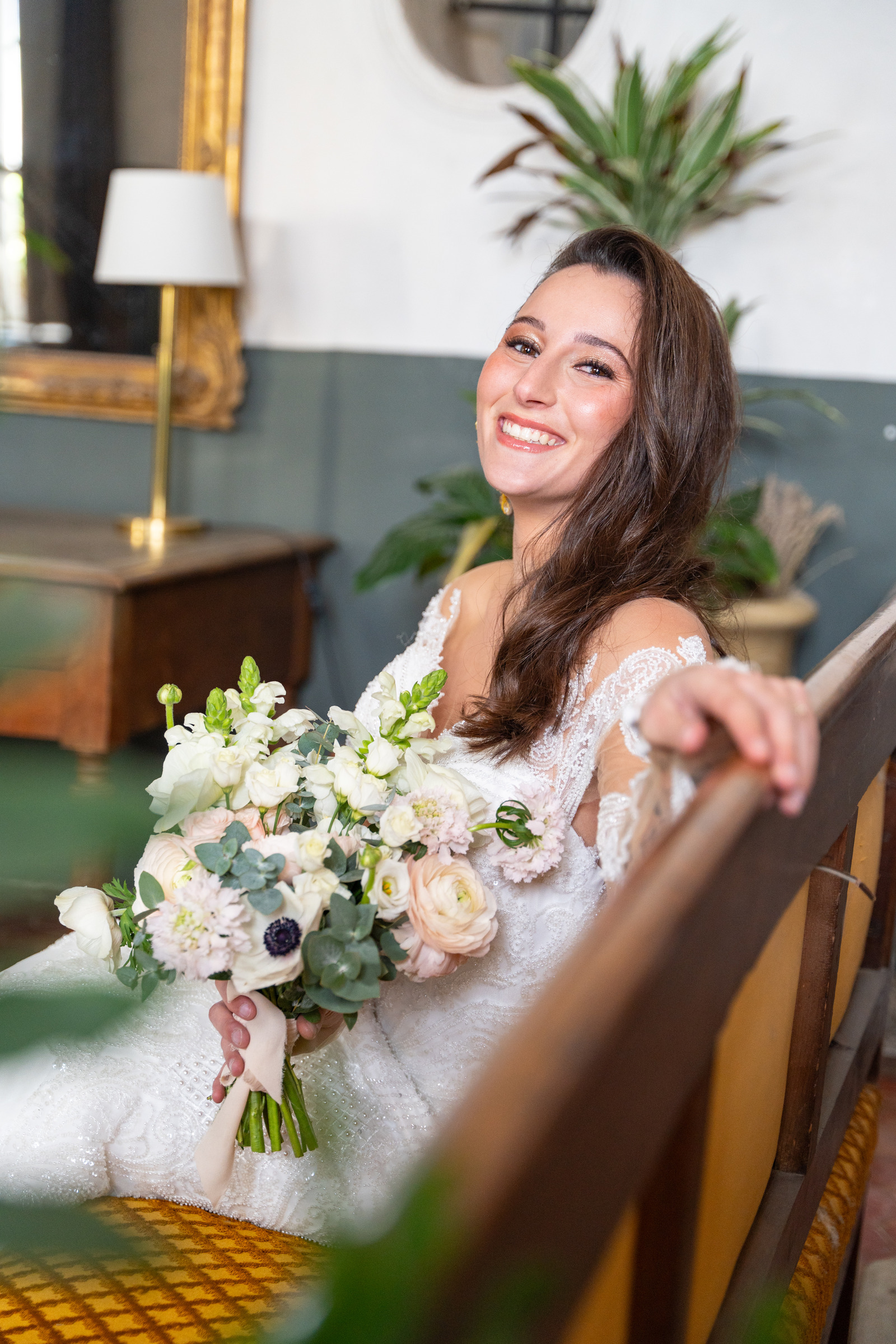 Portrait de mariée souriante avec son bouquet