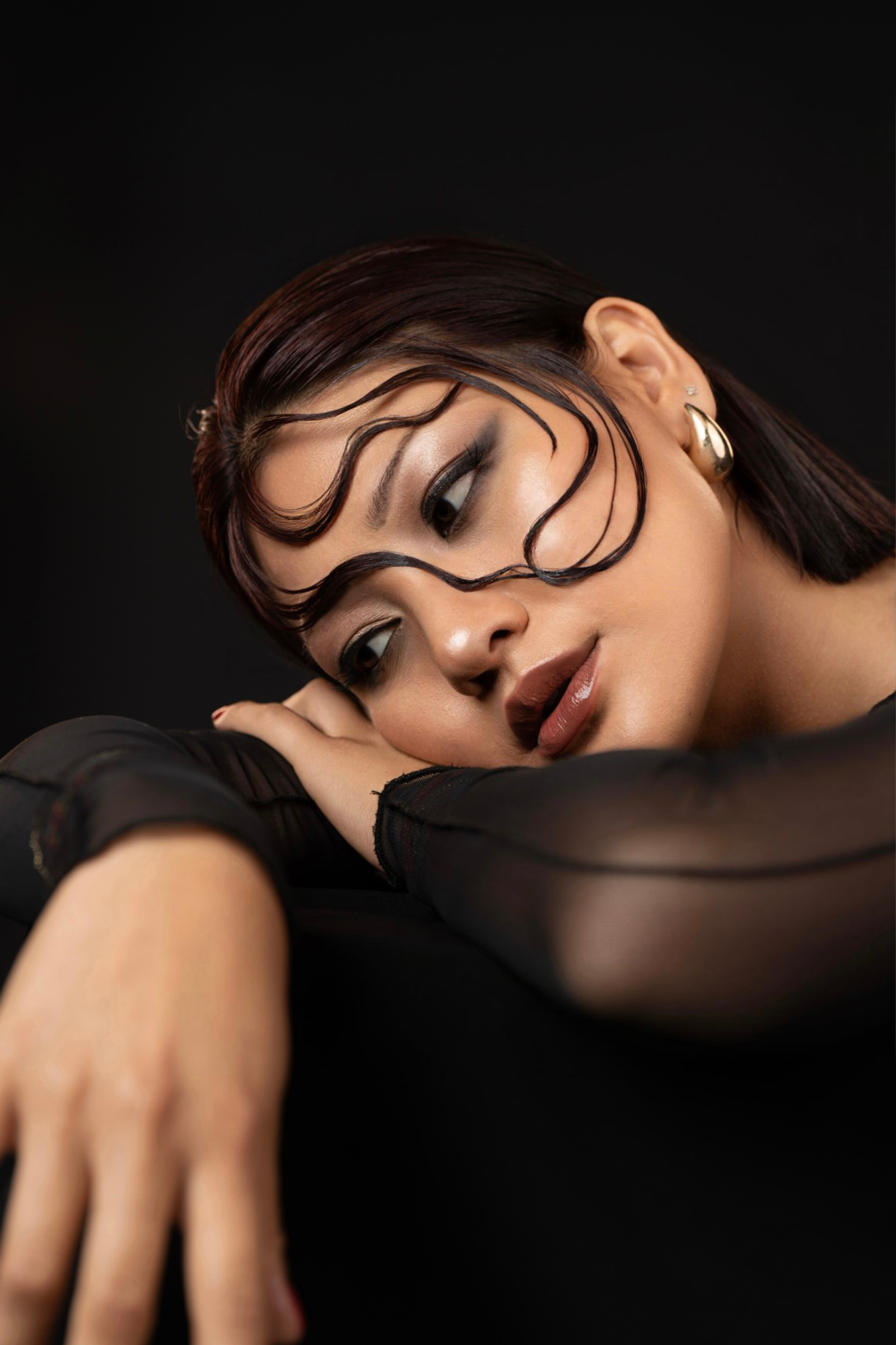 Portrait de mode avec un maquillage graphique noir