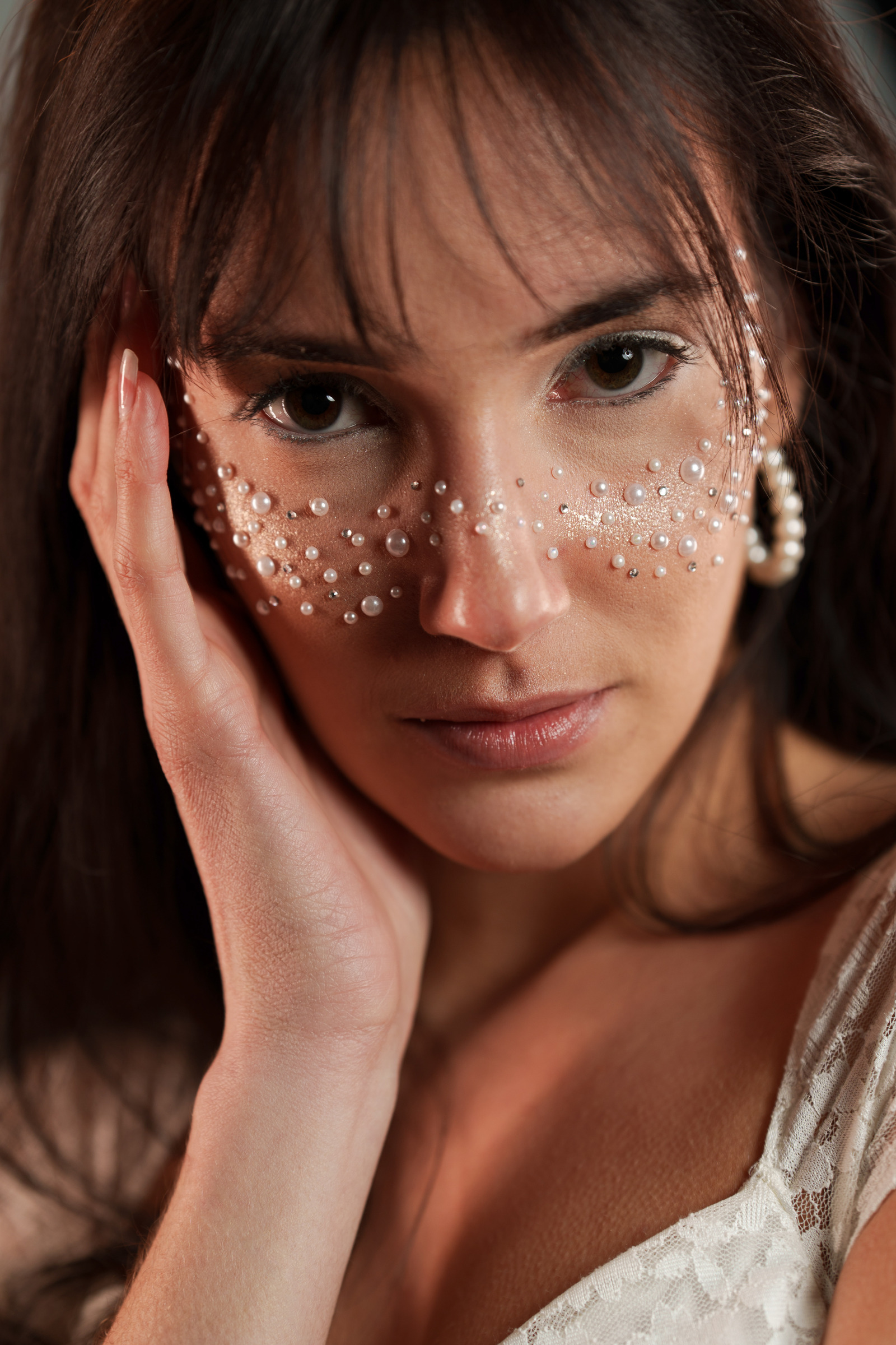 Portrait beauté avec des perles sur le visage